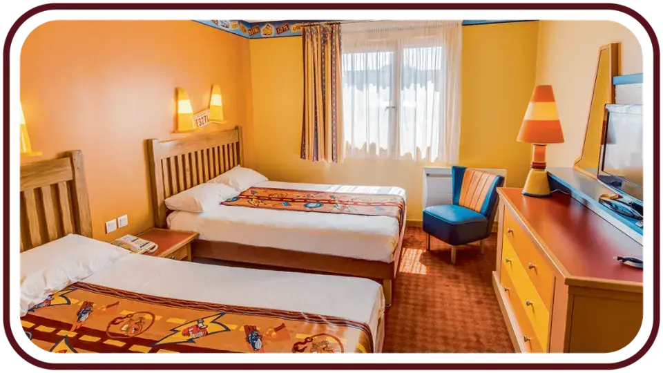 Habitación temática de Rayo McQueen en el Hotel Santa Fe Disney.